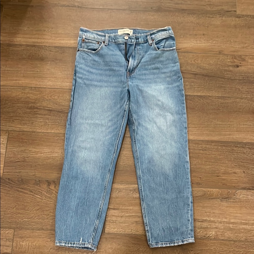 ABERCROMBIE- the mom high rise jean
